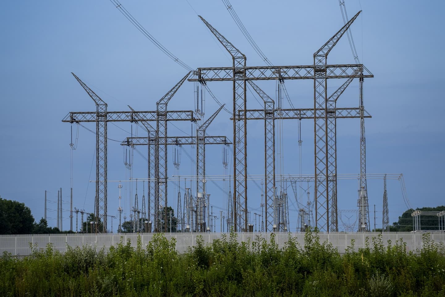 AI Power Demands Push Tech Companies Toward Private Electricity Grids